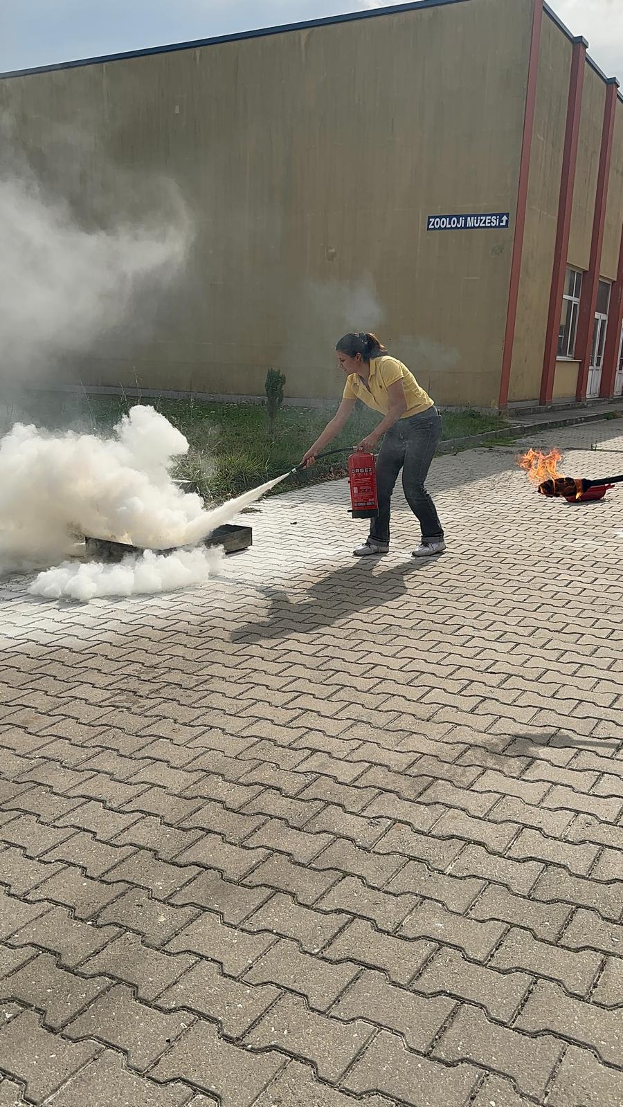 Kimya Bölümü 1. Sınıf Öğrencilerine Temel Yangın Eğitimi Verildi